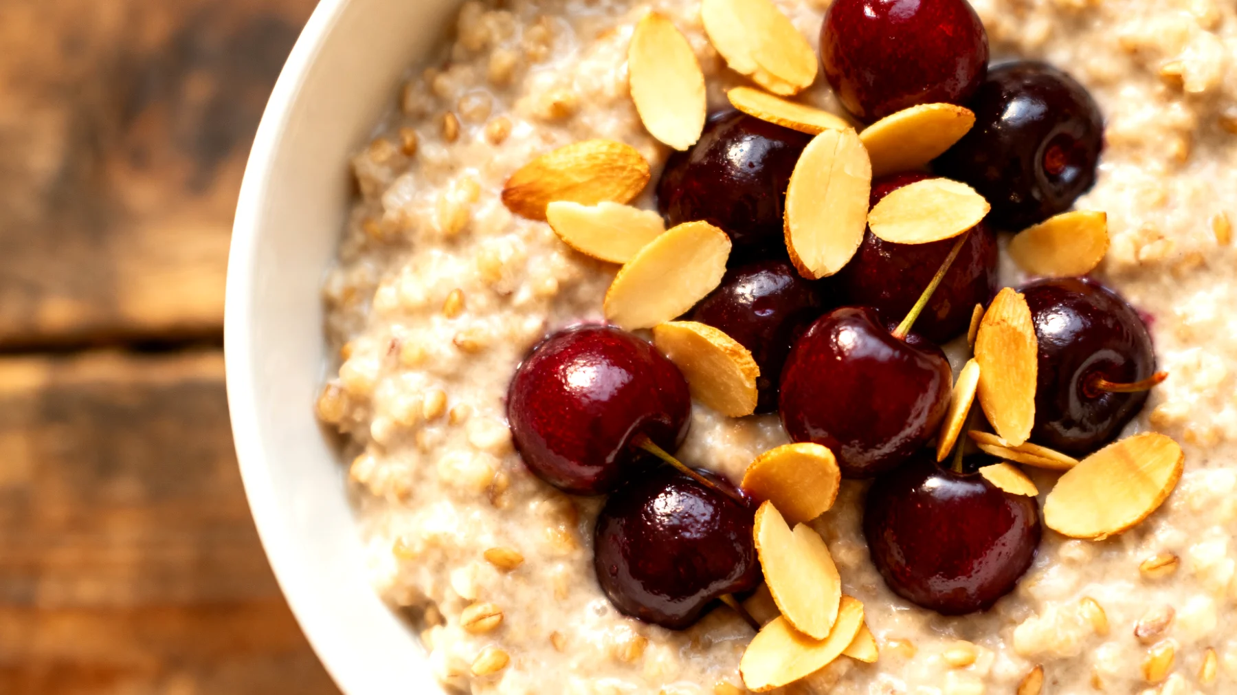 Buchweizen-Porridge mit Sauerkirschen und Mandeln"