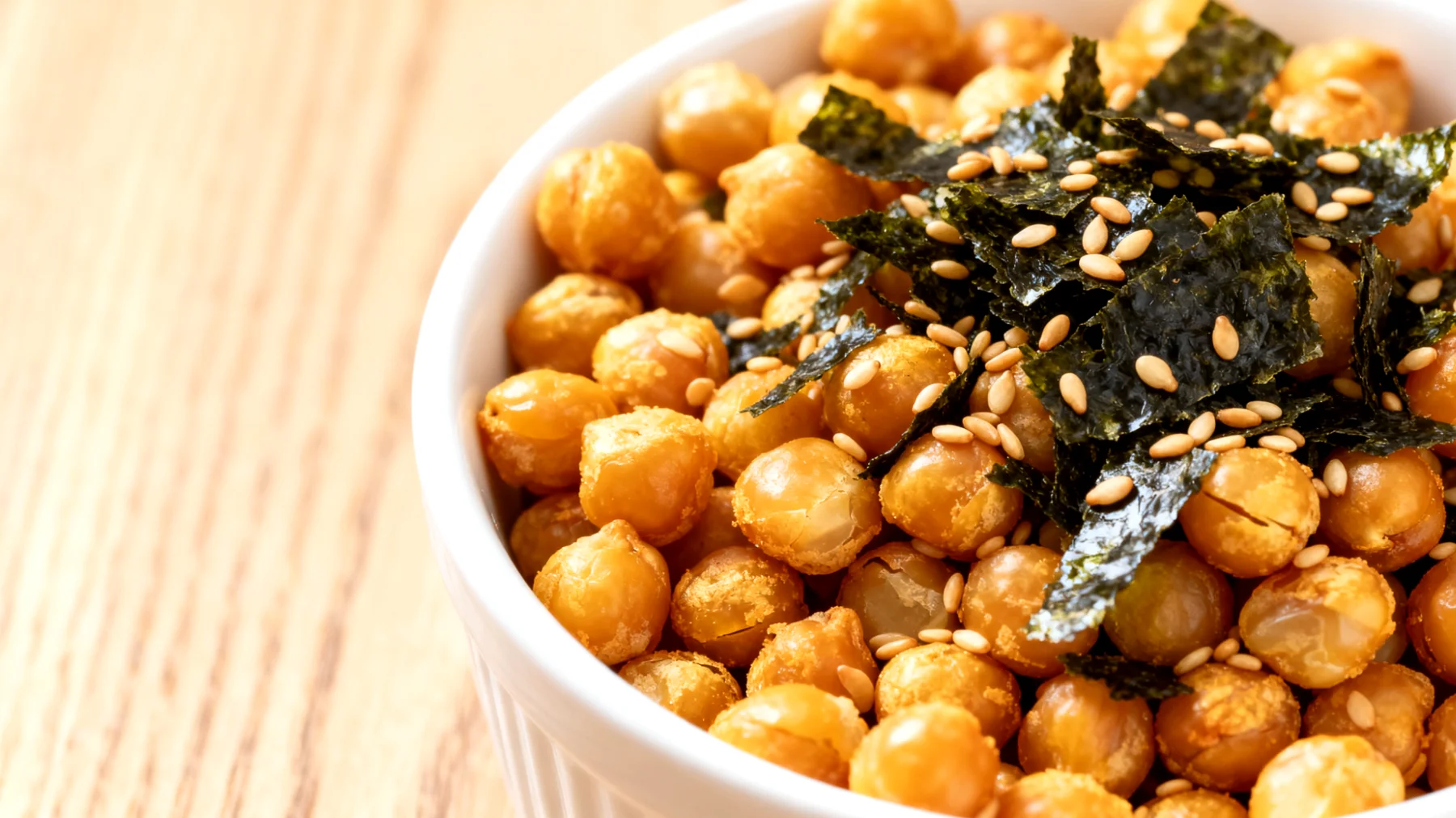 Geröstete Kichererbsen mit Norialgen und Sesam"