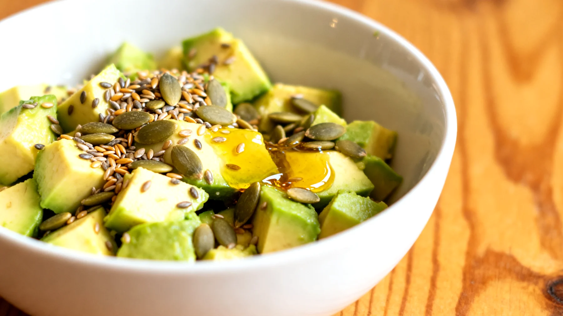 Hanfsamen-Avocado-Bowl mit Kürbiskernen und Leinöl"
