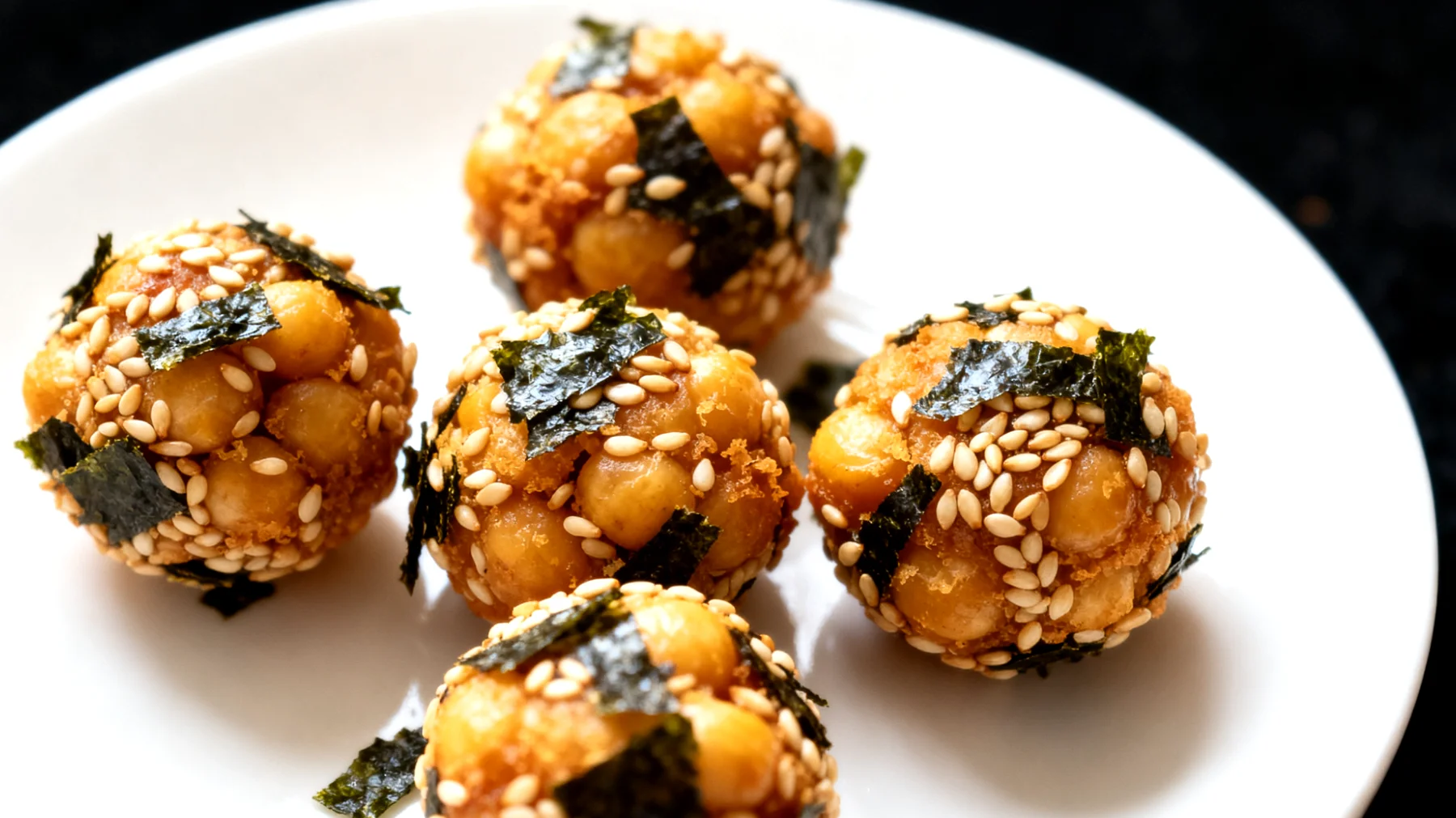 Kichererbsen-Puffbällchen mit Sesam und getrockneten Algen (Nori)"