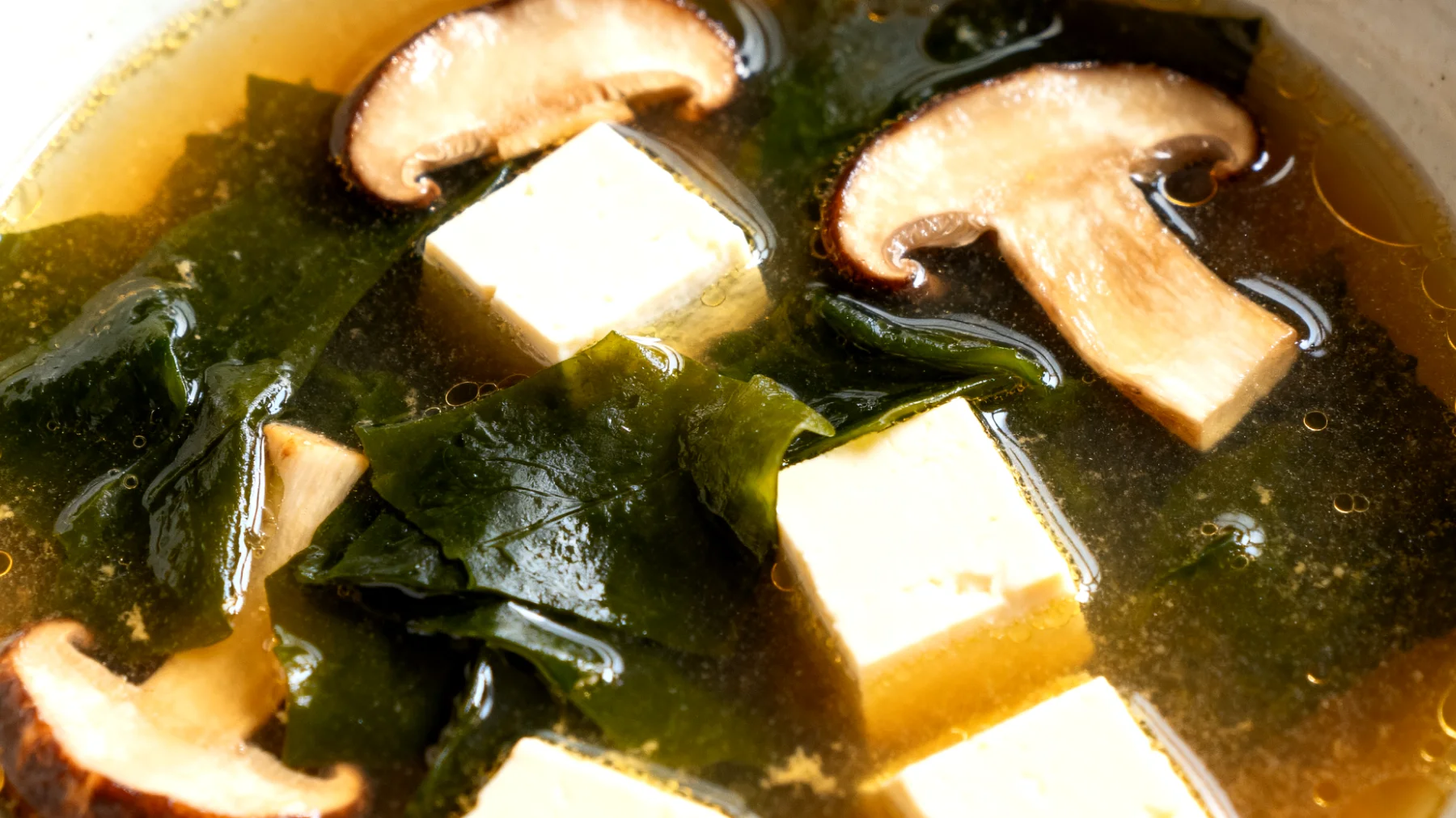 Miso-Suppe mit Wakame-Algen, Shiitake-Pilzen und Seidentofu"